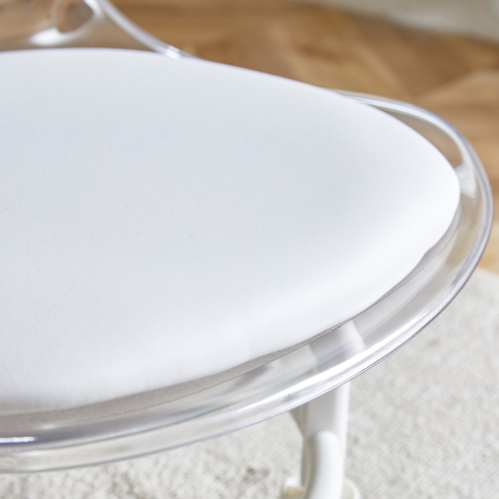 The Small And Cute White Chair With Silky Pulleys Can Move Freely, Which Is Suitable For Use In Various Scenes, And Is A Good Choice For Fashion Style. White Pet