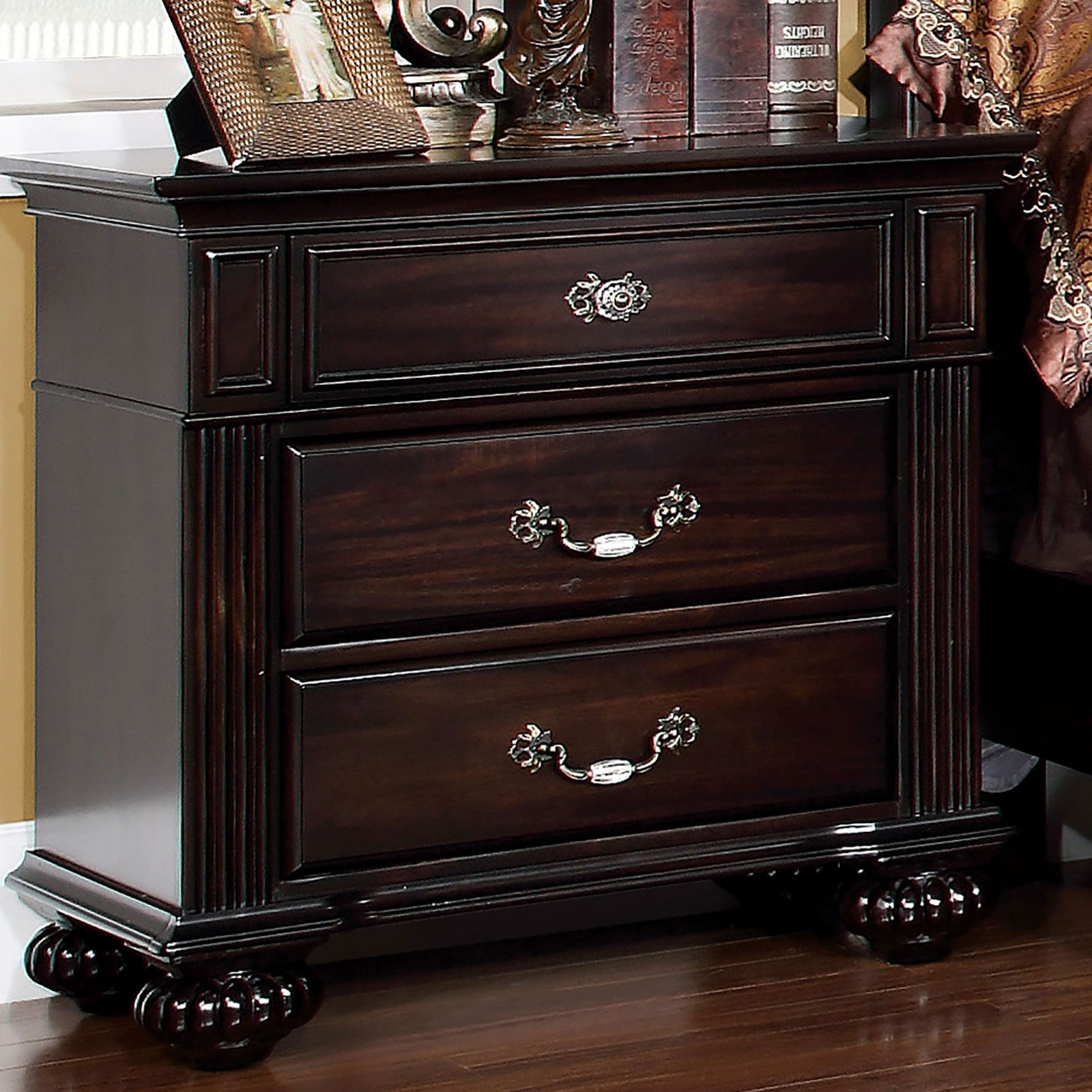 1Pc Nightstand Only Traditional Dark Walnut Solid Wood 3 Drawers Ball Bearing Metal Glides Antique Brass Handles W Acrylic Accent Bedroom Furniture Walnut 3 Drawers Bedroom Bedside Cabinet Traditional Drawers Solid Wood