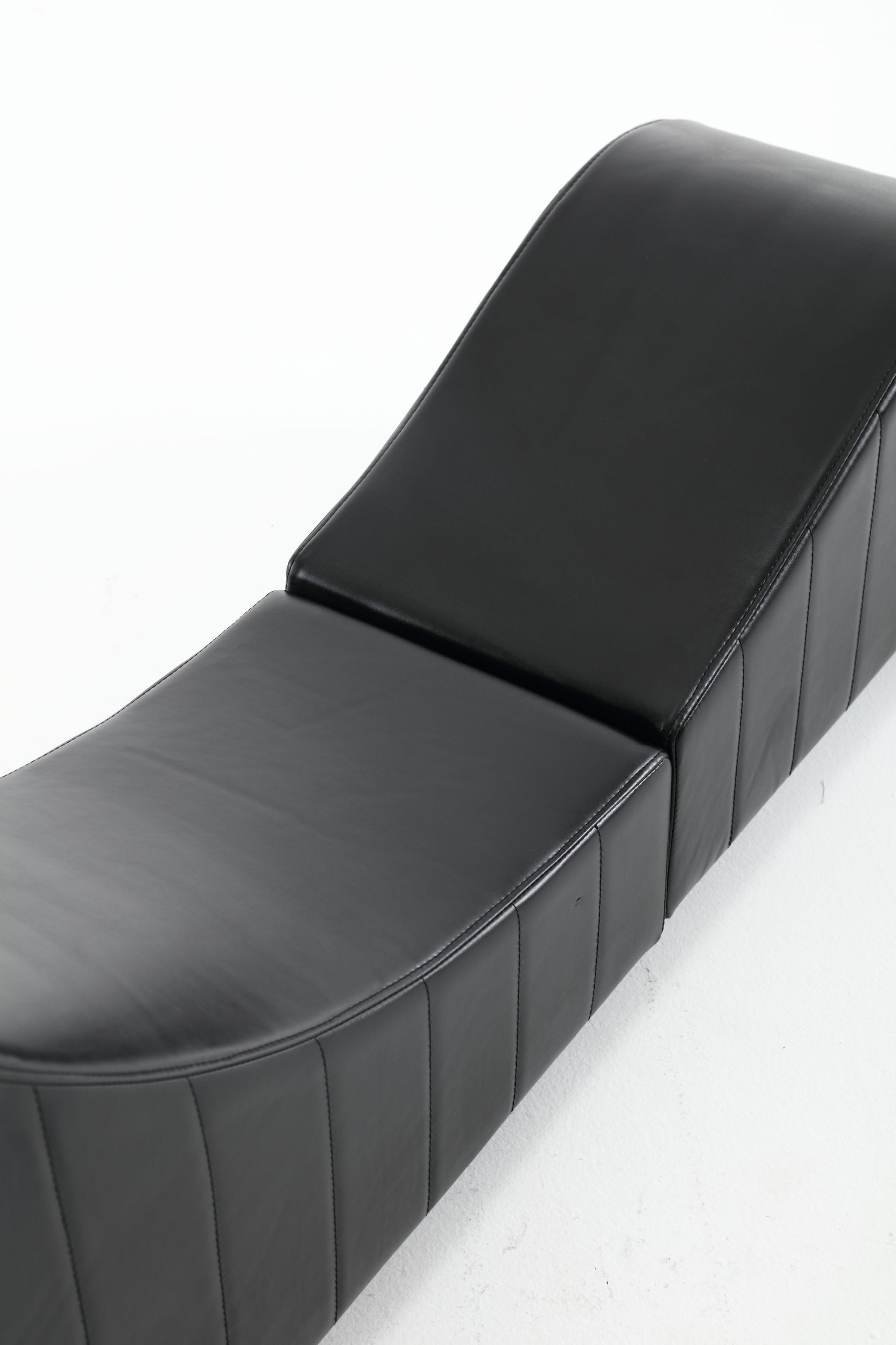 Factory Direct Yoga Chaise Lounge Collection For Stretching & Relaxation Modern Faux Leather Curved Sofa, Modern Faux Leather Curved Sofa, Living Room Bedroom Accent Black American Design Plywood Pvc