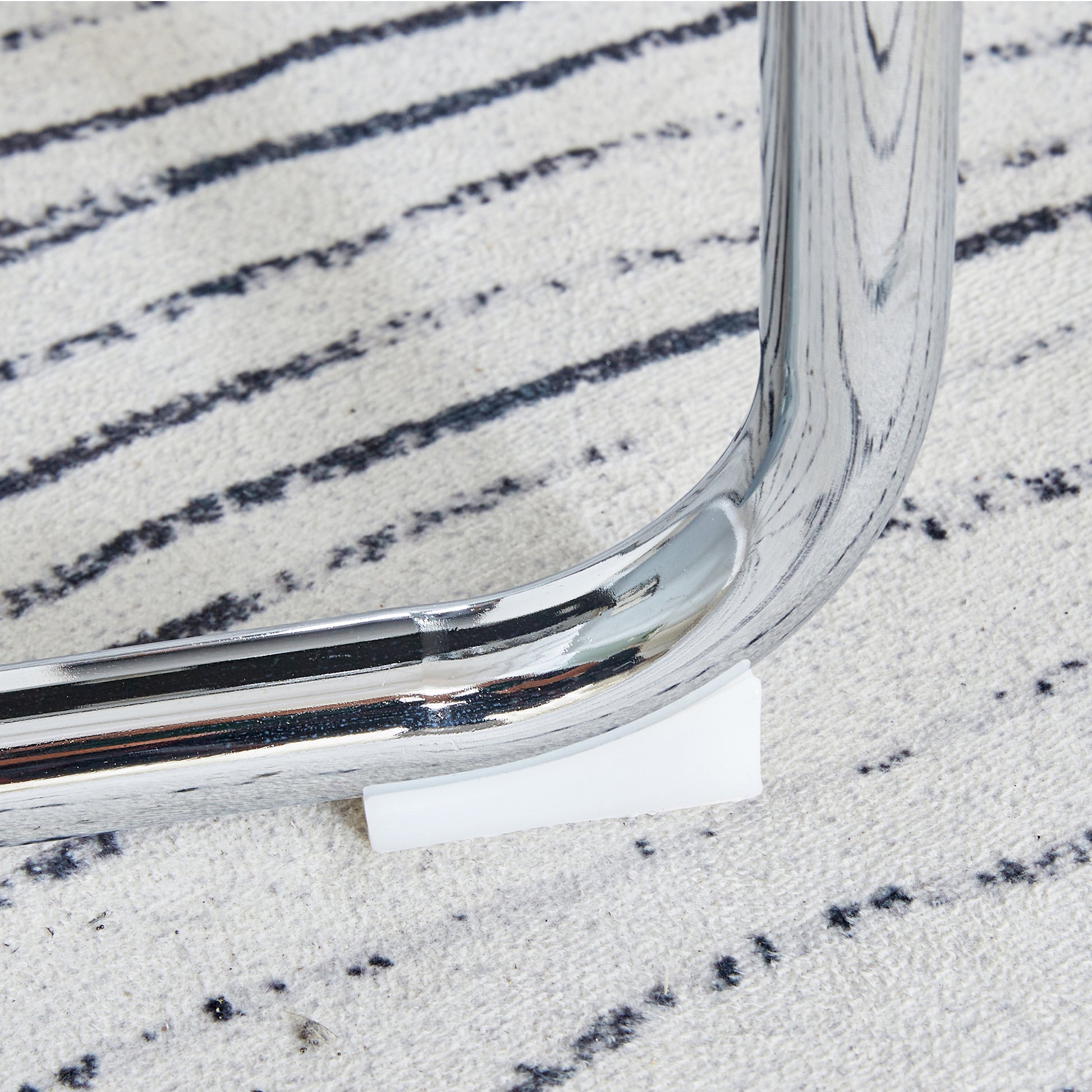 Table And Chair Set. 1 Table 4 Chairs Set A Circular Dining Table With A 40 Inch Diameter Glass Tabletop And Electroplated Metal Legs. 4 White Pu Chairs Dt 1164 001 Transparent Seats 4 Glass