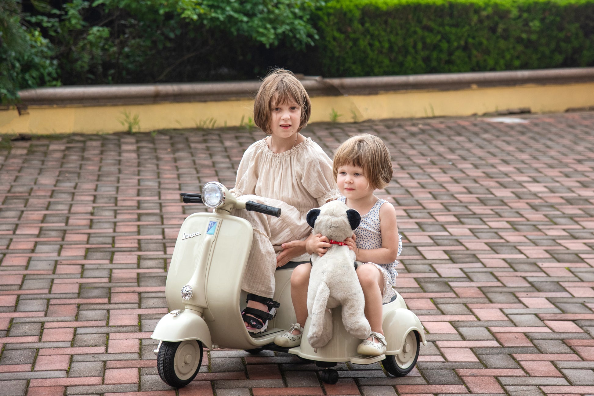 6V Licensed Vespa Scooter Motorcycle With Side Car For Kids, Gray Gray Chrome