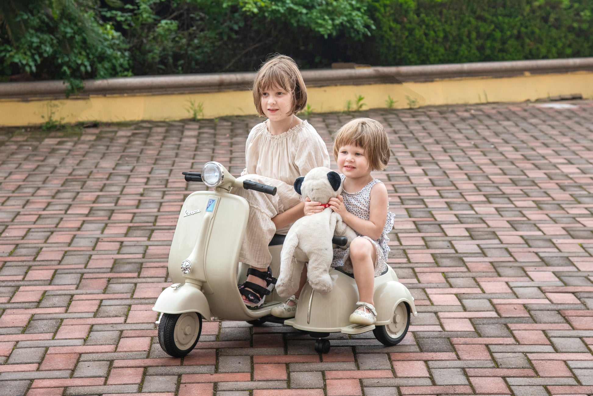 6V Licensed Vespa Scooter Motorcycle With Side Car For Kids, Gray Gray Chrome