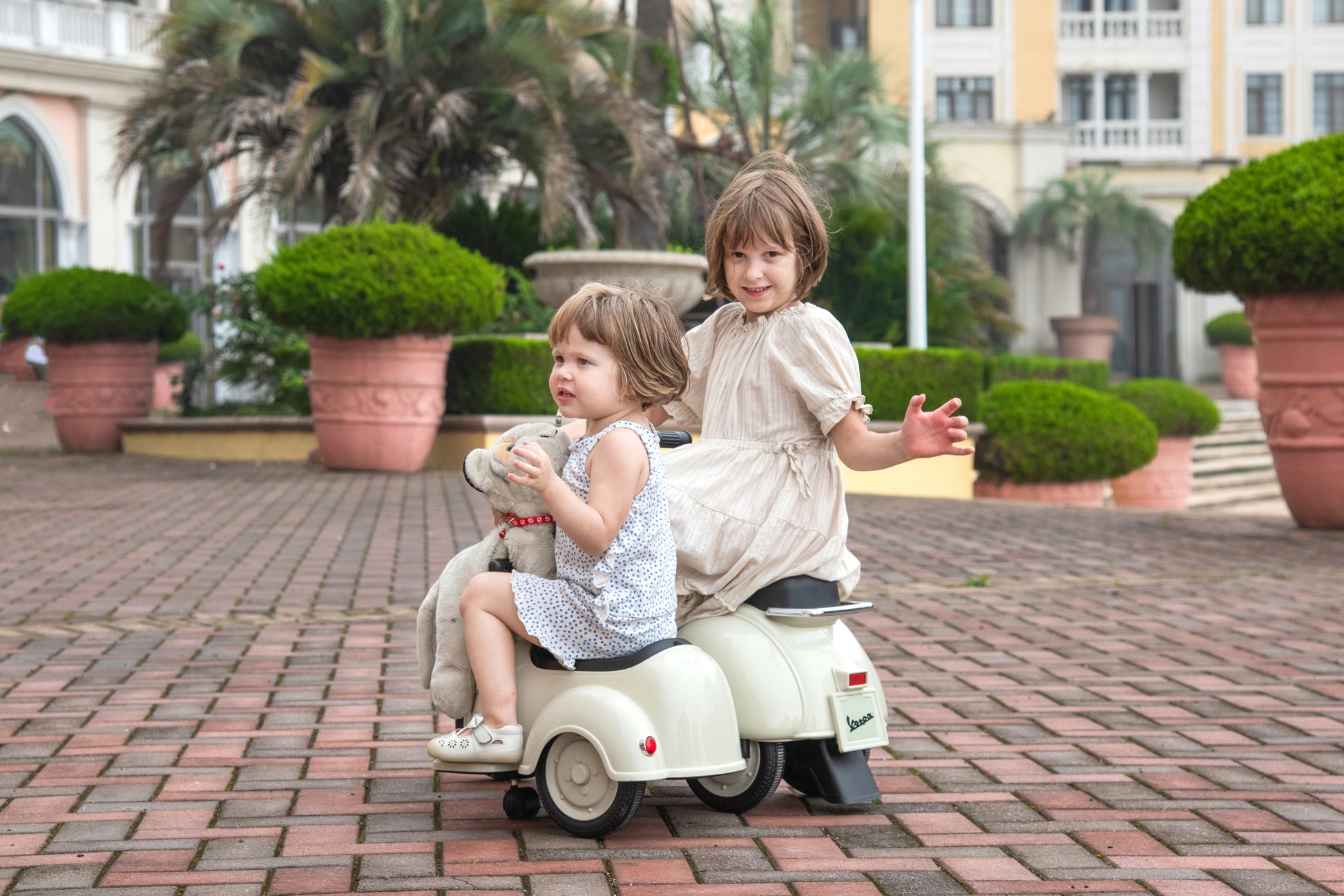 6V Licensed Vespa Scooter Motorcycle With Side Car For Kids, Gray Gray Chrome