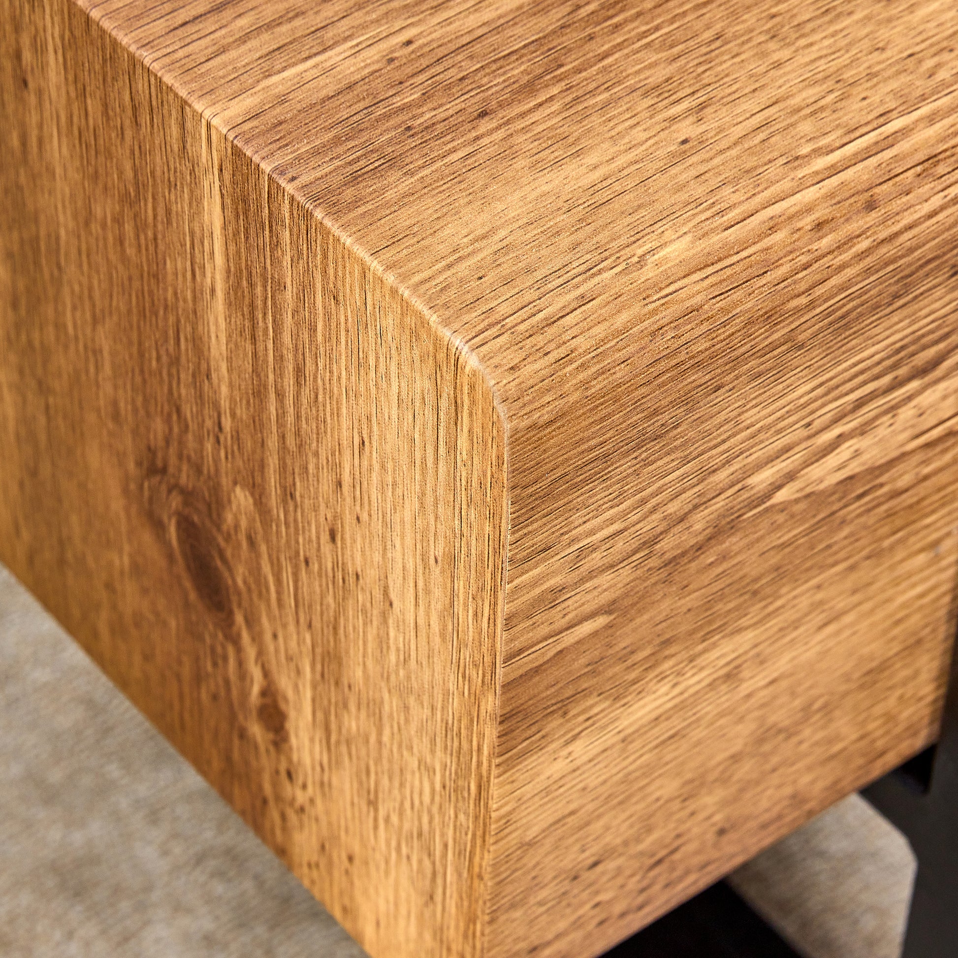 A Coffee Table Made Of American Vintage Mdf Material. Equipped With Drawers Made Of Solid Wood Material. Can Store Items And Save Space. Paired With Black Metal Table Legs. Suitable For Living Room.