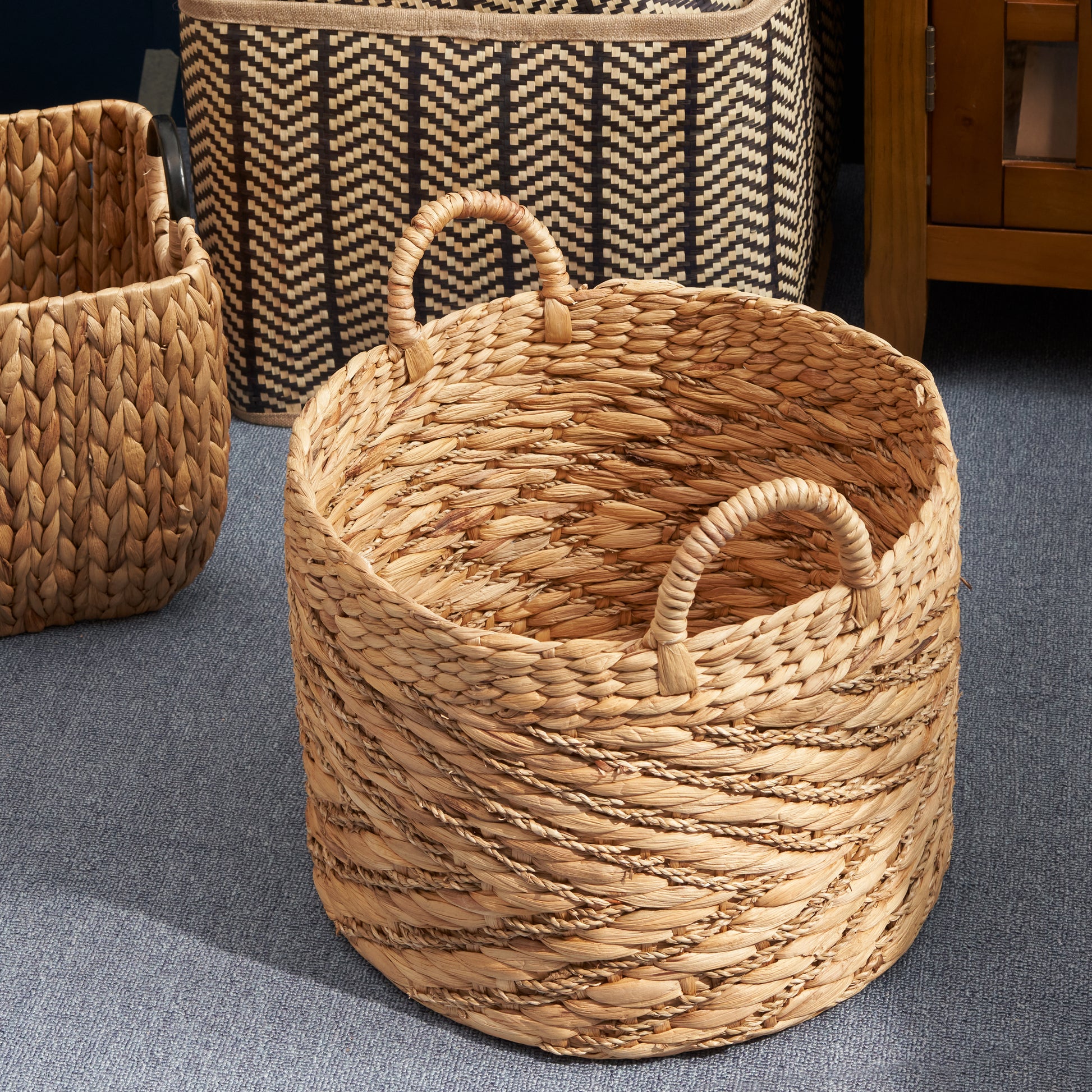 Round Water Hyacinth Seagrass Woven Basket With Handles 15" X 15" X 15" Natural Brown For Clothes, Towels, Canvas, Toys And Magazine Storage And Home Decoration Natural & Light Brown Wicker Water Hyacinth