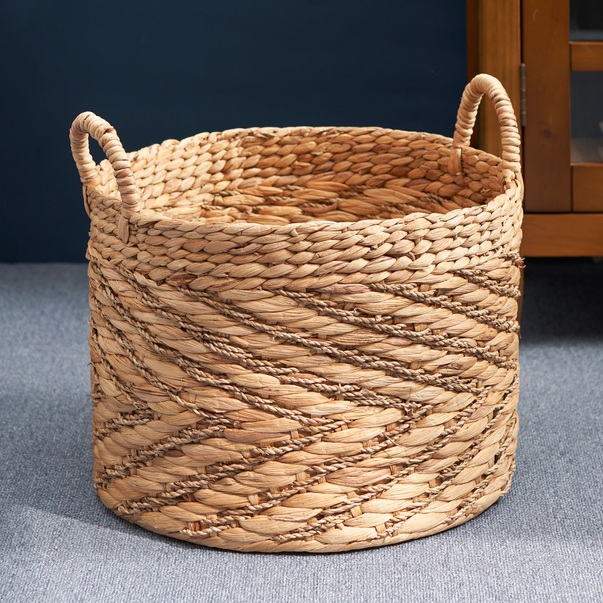 Round Water Hyacinth Seagrass Woven Basket With Handles 15" X 15" X 15" Natural Brown For Clothes, Towels, Canvas, Toys And Magazine Storage And Home Decoration Natural & Light Brown Wicker Water Hyacinth