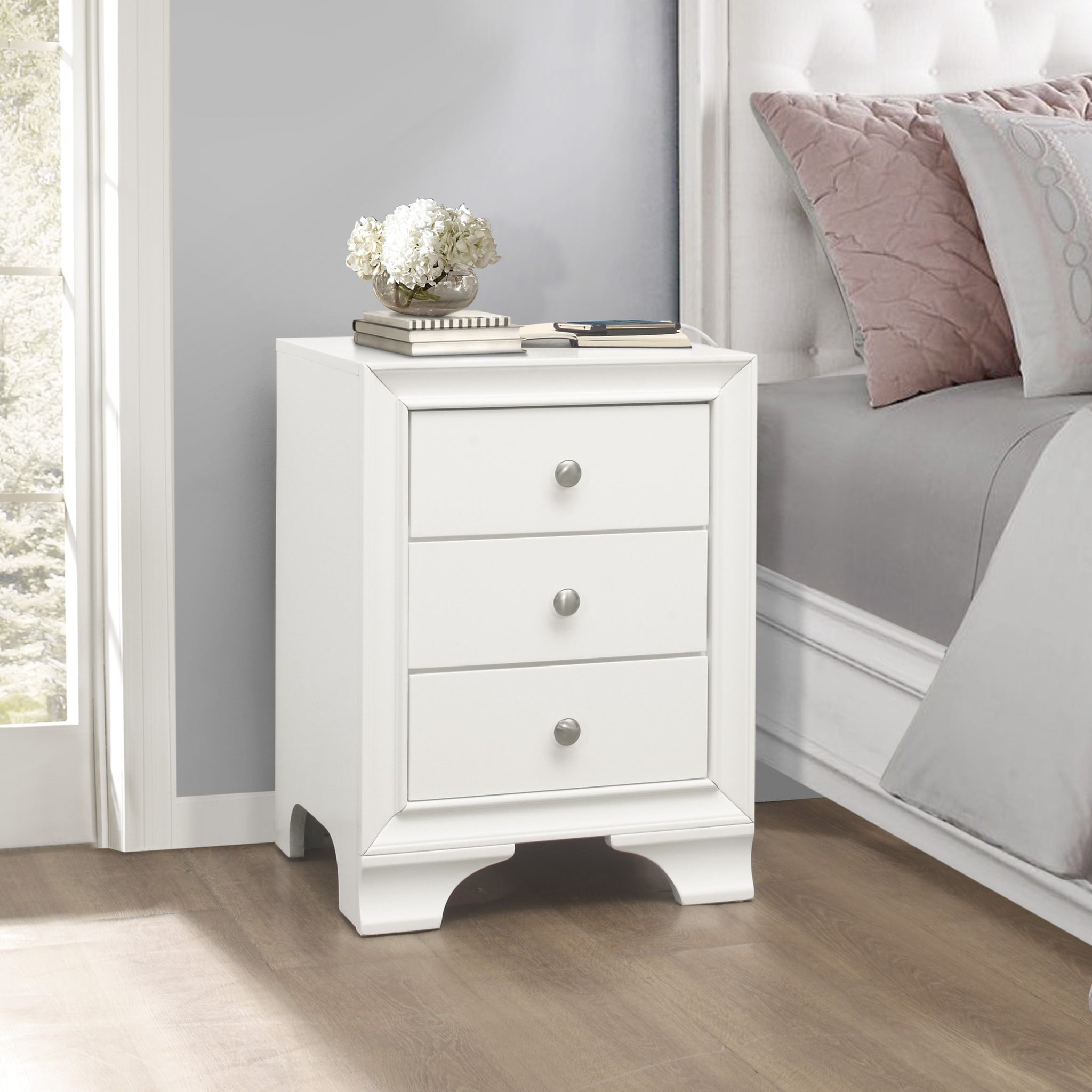 White Finish 3 Drawers Nightstand With 2 Usb Ports Transitional Bedroom Furniture 1Pc Bedside Table Wooden White 3 Drawers Bedroom Bedside Cabinet Transitional Usb Port Wood