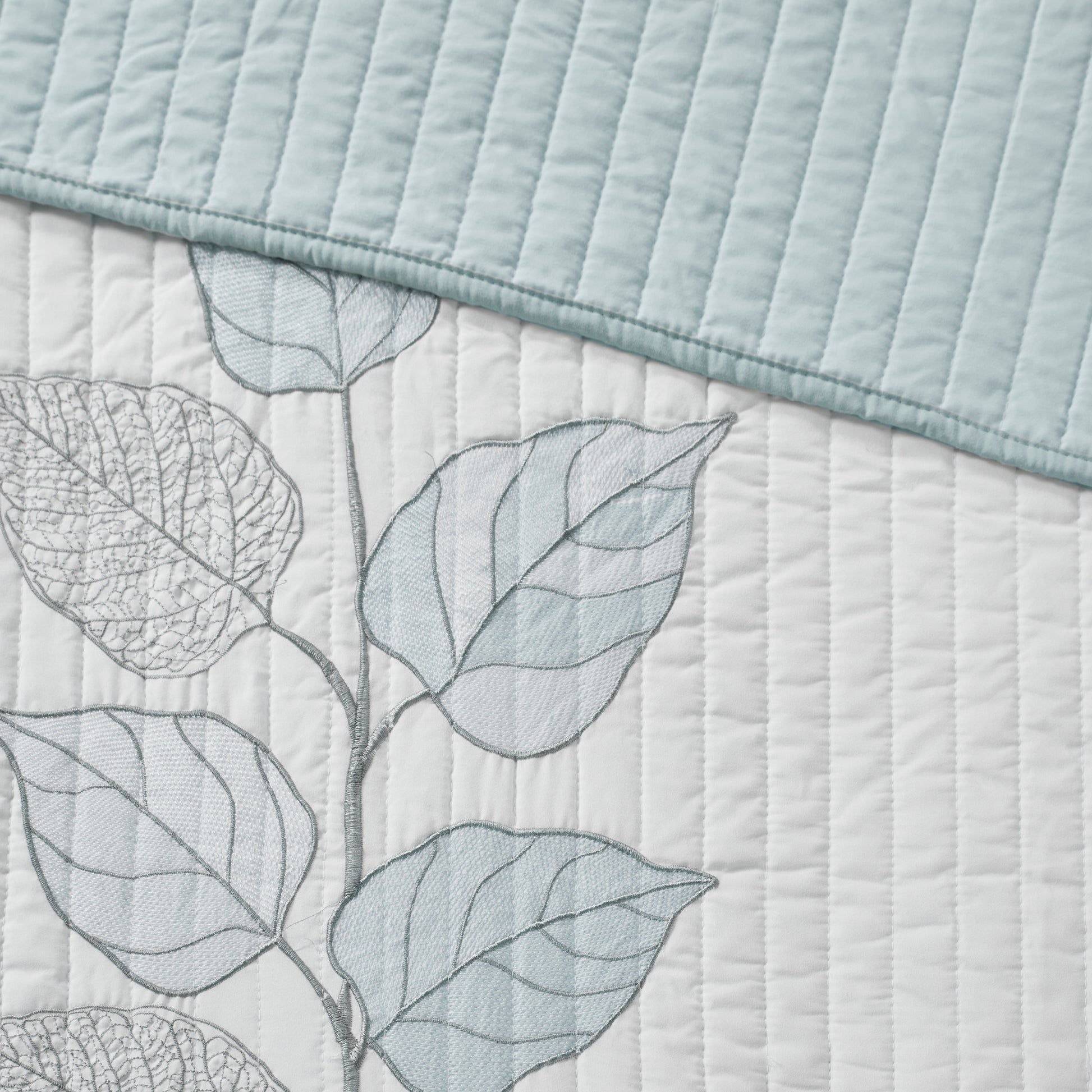 6 Piece Embroidered Quilt Set With Throw Pillows Blue King Cal King King White Blue Cotton