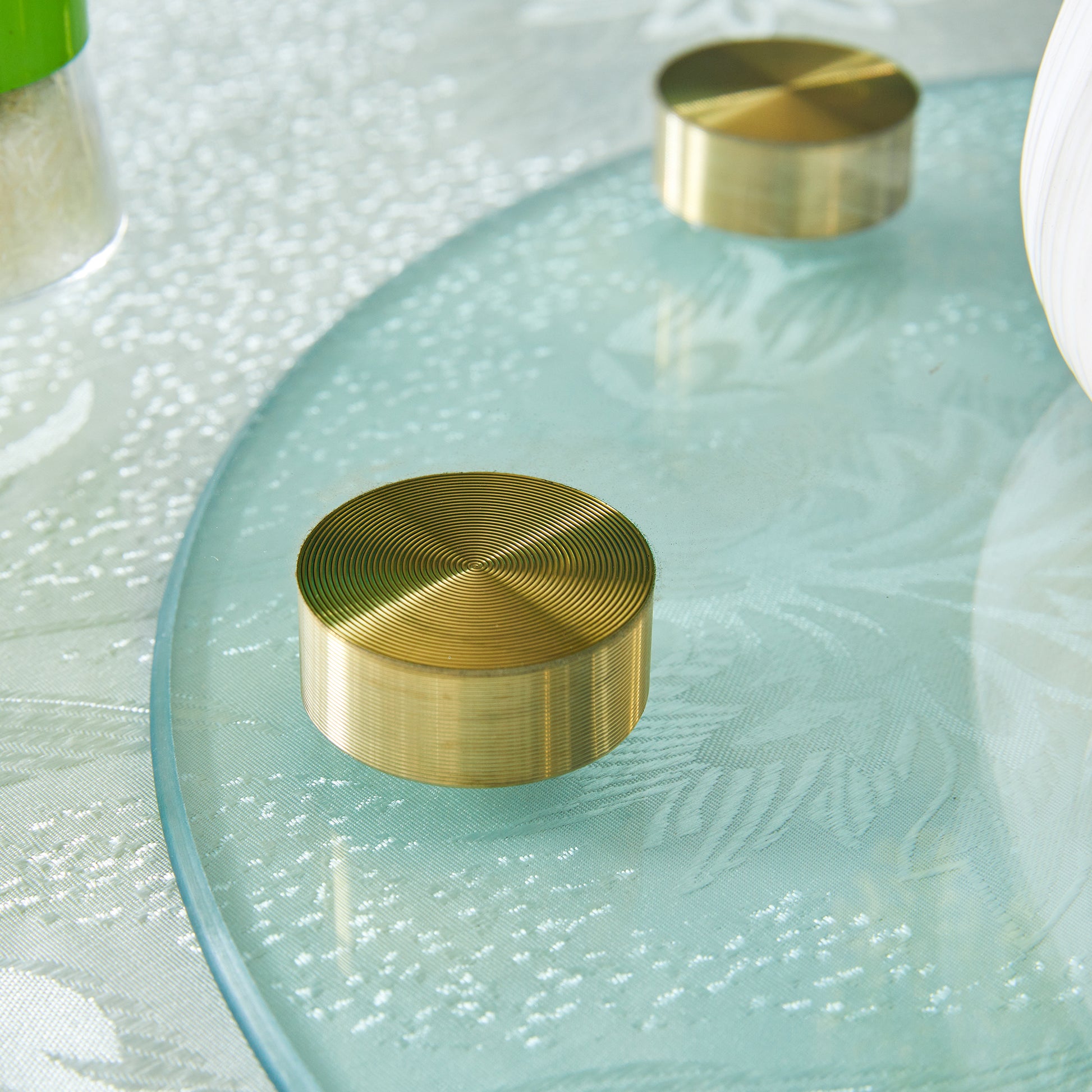 Double Layer Rotatable Round Glass.Golden Aluminum Plate,The Rotatable Design Makes It Convenient To Retrieve And Place Items.The Upper Glass Has A Diameter Of 20 Inches,The Lower Glass15 Inches.