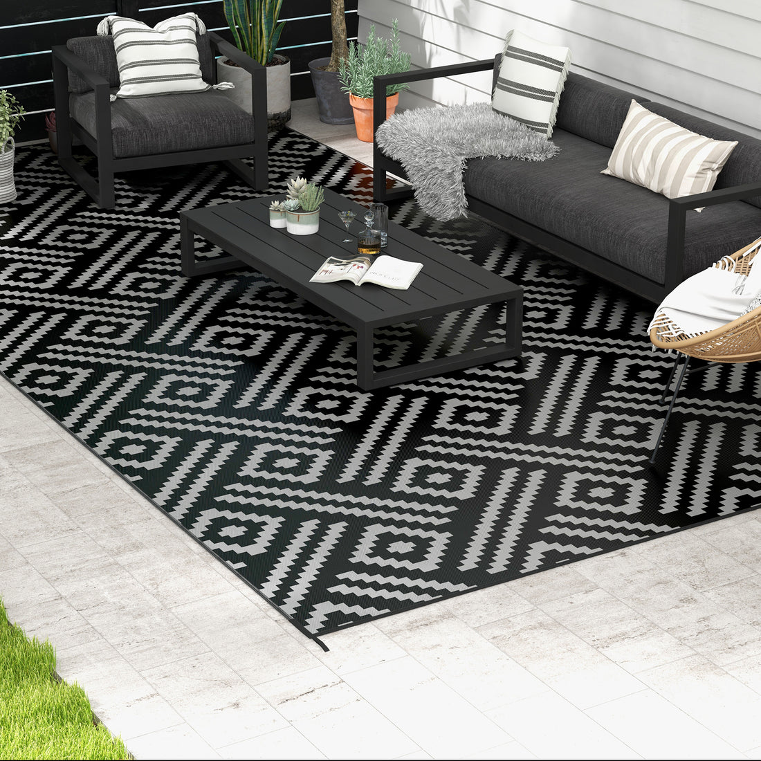 Outsunny Reversible Outdoor Rug, 9' X 18' Waterproof Plastic Straw Floor Mat, Portable Rv Camping Carpet With Carry Bag, Large Floor Mat For Backyard, Deck, Picnic, Beach, Black & Gray Geometric Multicolor Polypropylene