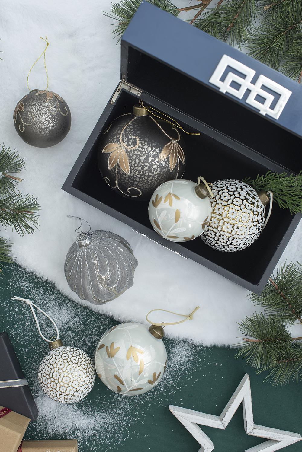 D4.7" Christmas Ball Ornaments, Glass Decorative Hanging Ball Christmas Tree Ornaments For Holiday Party Decorations, Set Of 4 Silver Glass