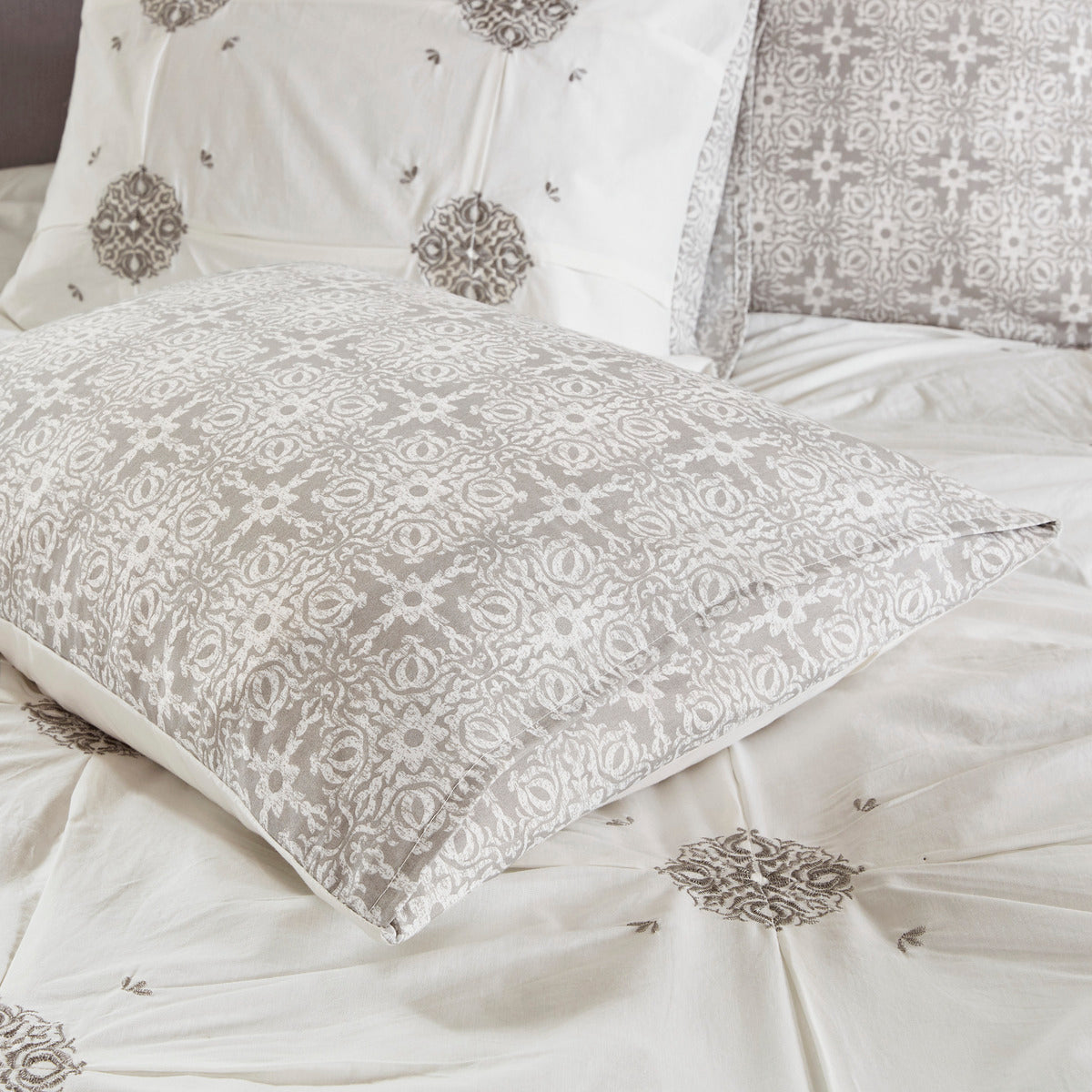 4 Piece Embroidered Cotton Reversible Duvet Cover Set Queen Ivory Polyester