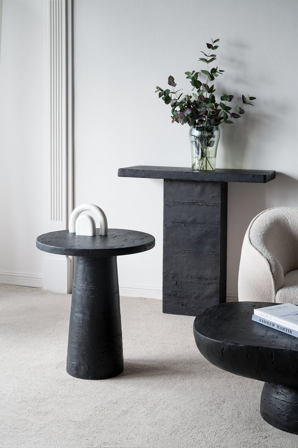 22X22X25.5" Black Round Side Table With Pedestal Base Black Magnesium Oxide